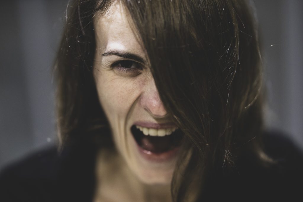 mujer gritando